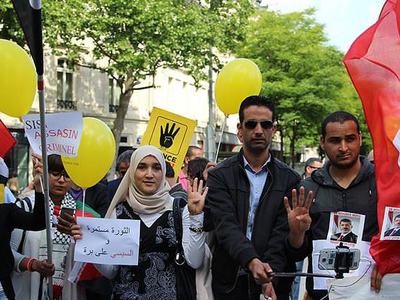Mursi'ye idam kararı Paris'te protesto edildi