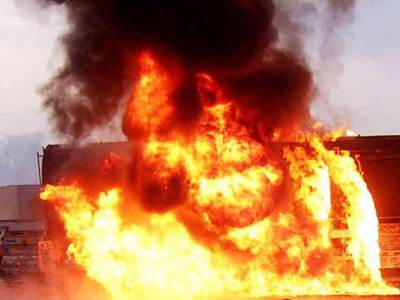 Libya'da savaş uçakları petrol tankerine saldırdı