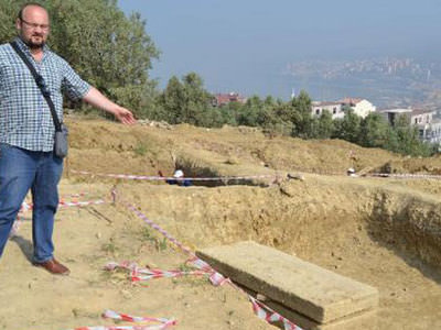 2 bin 200 yıllık lahit mezar bulundu