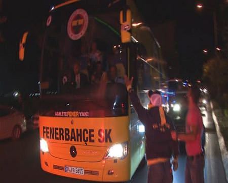 Taraftarlar Samandıra'da meşale fırlattı - 1
