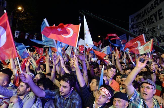 Gece 11’de Davutoğlu coşkusu