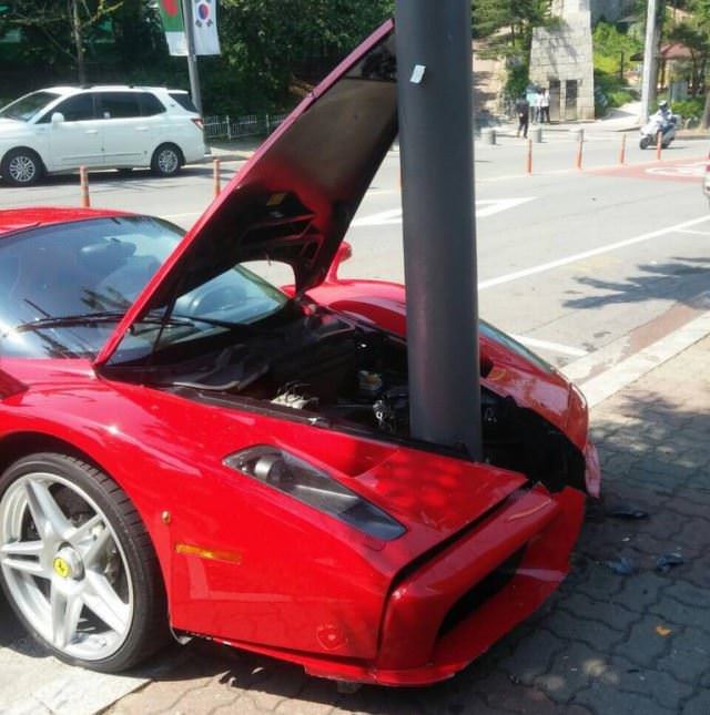 Enzo Ferrari'yle direğe çarptı! - 1