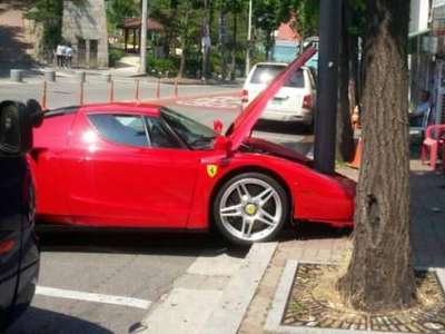Enzo Ferrari'yle direğe çarptı!