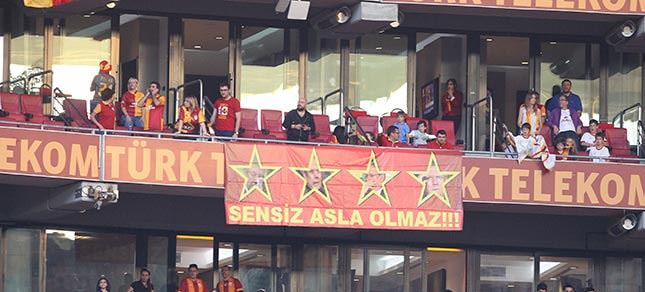 Arena’da Aziz Yıldırım pankartı