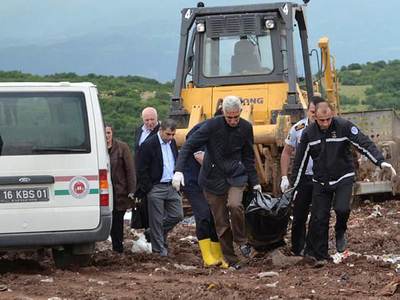Tuvaletini yaparken üzerinden dozer geçti!