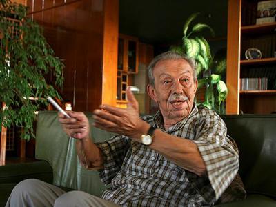 Ünlü gazeteci hastaneye kaldırıldı!