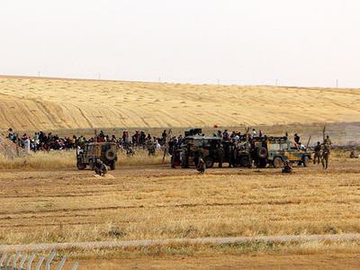Çatışmalardan kaçan 500 Suriyeli Türkiye sınırına geldi