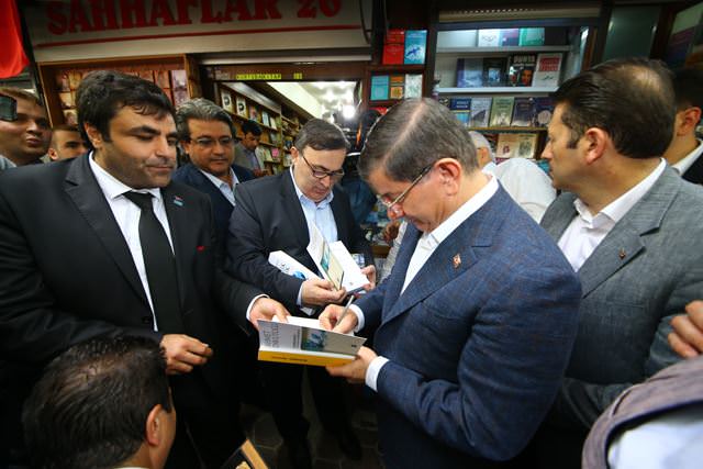 Davutoğlu, sahafları gezdi kitap aldı