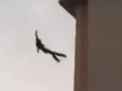 Minareye tırmanırken yere çakıldı!