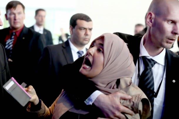 Sisi Merkel’in yanında protesto edildi