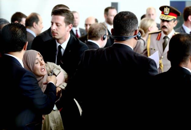 Sisi Merkel’in yanında protesto edildi