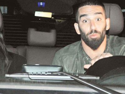 Arda Turan'dan aşk pozu