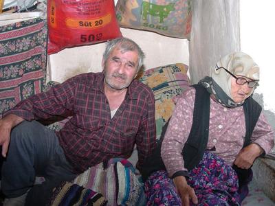 Yaşlı çift, 266.6 lirayla 1 ay geçiniyor