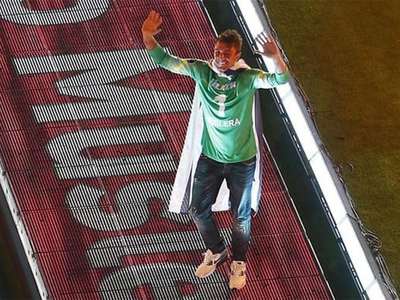 Muslera yuvadan uçuyor