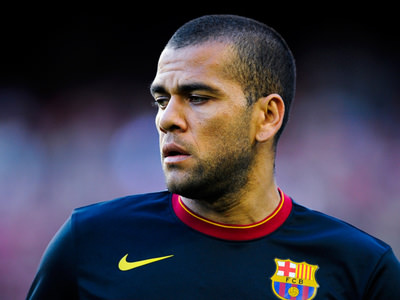 Dani Alves iki yıl daha Barcelona'da