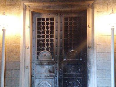 Kadıköy'de kilise kapısı ateşe verildi