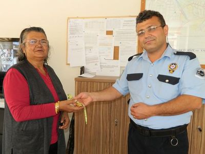 Pazarda bulduğu altınları polise teslim etti