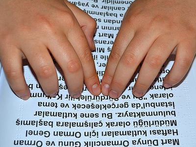 Görme engelli öğrencilere kitap okuma cihazı