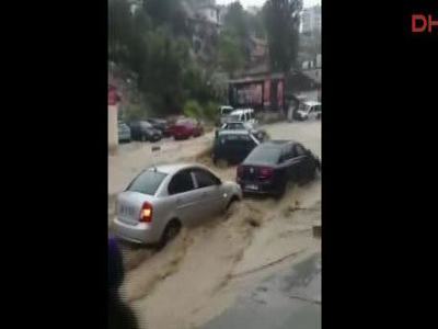 Ankara'da sel baskını,araçlar selde sürüklendi