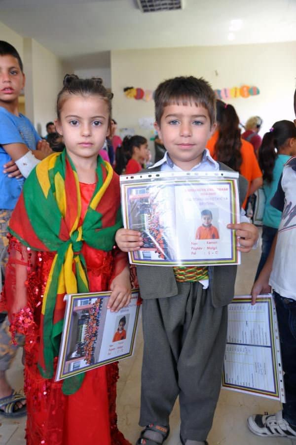 Cizre'de Kürtçe eğitim verilen okulda öğrenciler karne aldı - 1