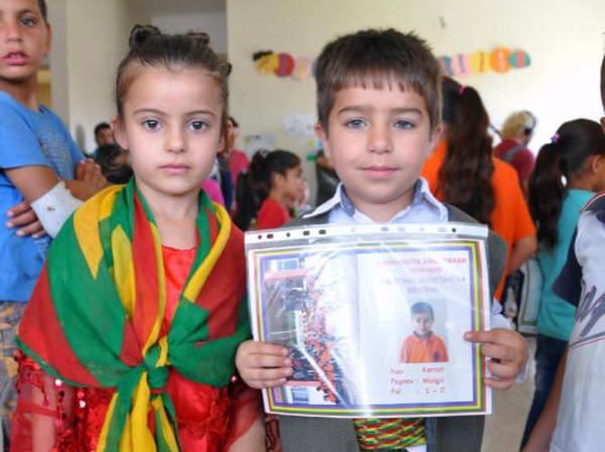 Cizre'de Kürtçe karne dağıtıldı