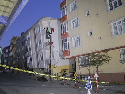 Gaziosmanpaşa'da 5 katlı bina yan yattı