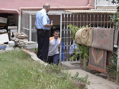 Satırla kendisine saldıran oğlunu öldürdü