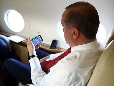 Erdoğan maçı uçakta cep telefonundan izledi