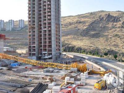 İnşaatta vinç devrildi: 2 ölü, 3 yaralı