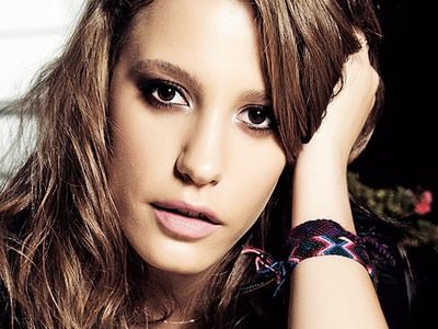 Serenay Sarıkaya kafaları karıştırdı