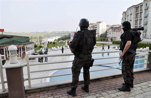 Nuri Ergin’in oğlu Anıl Ergin havuz keyfinde yakalandı