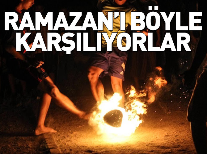 Endonezya'da ilginç Ramazan geleneği: Alev topuyla futbol