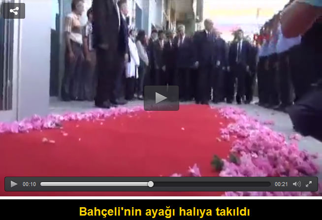 Kırmızı halıya takıldı ve...