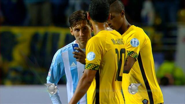 Jamaikalı oyuncu Lionel Messi ile sahada selfie yaptı - 1