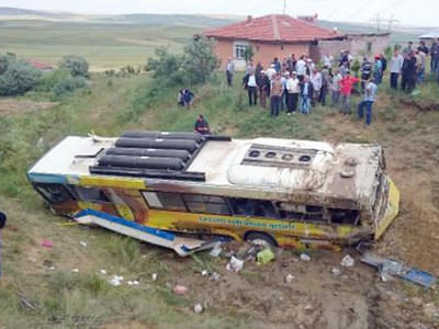 Belediye otobüsü dereye uçtu: 3 ölü, 26 yaralı