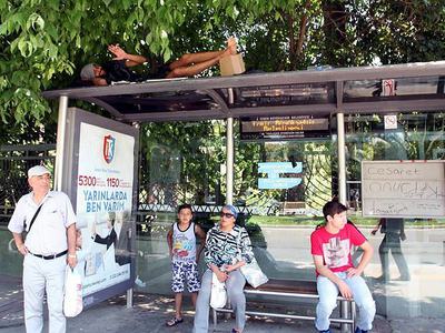 7 yıldır otobüs durağının üzerinde yaşıyor
