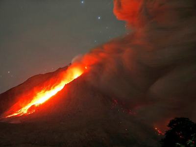 Sinabung Yanardağı'nda patlamalar devam ediyor