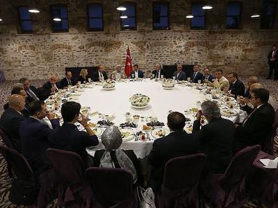 Başbakan Davutoğlu akademisyenlerle iftarda buluştu