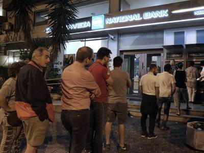 Vatandaşlardan bankamatiklere hücum