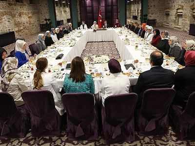 Davutoğlu kadın akademisyen ve yazarlarla iftarda buluştu