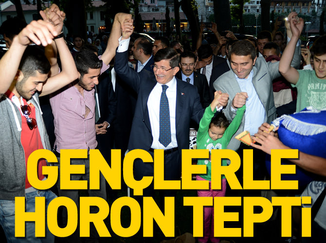 Davutoğlu gençlerle birlikte horon tepti