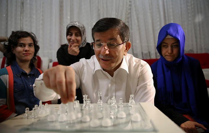 Davutoğlu ile çocuk arasındaki güldüren diyalog