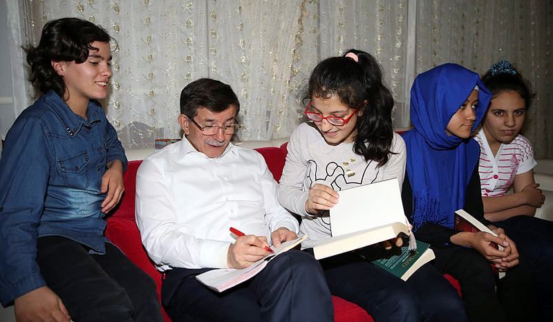 Davutoğlu ile çocuk arasındaki güldüren diyalog