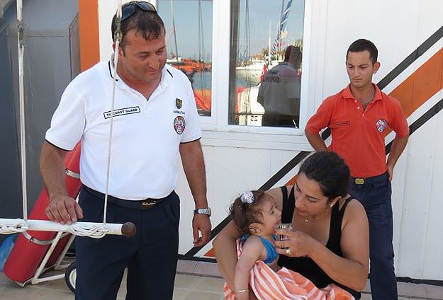 Deniz simidiyle bir km açığa sürüklenen bebek kurtarıldı - 1