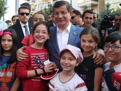 Çocuklardan Davutoğlu'na karşılama