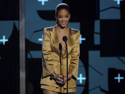 Rihanna'dan rekor: 100 milyon