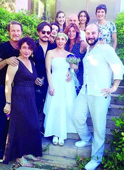 Ünlü sanatçı evlendi!