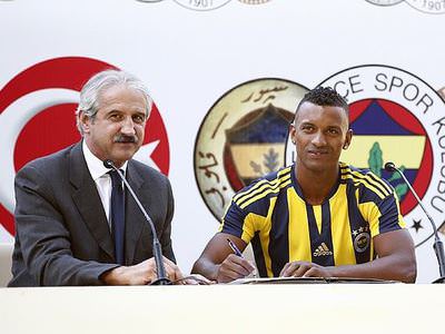 Nani taraftar önünde sözleşme imzaladı