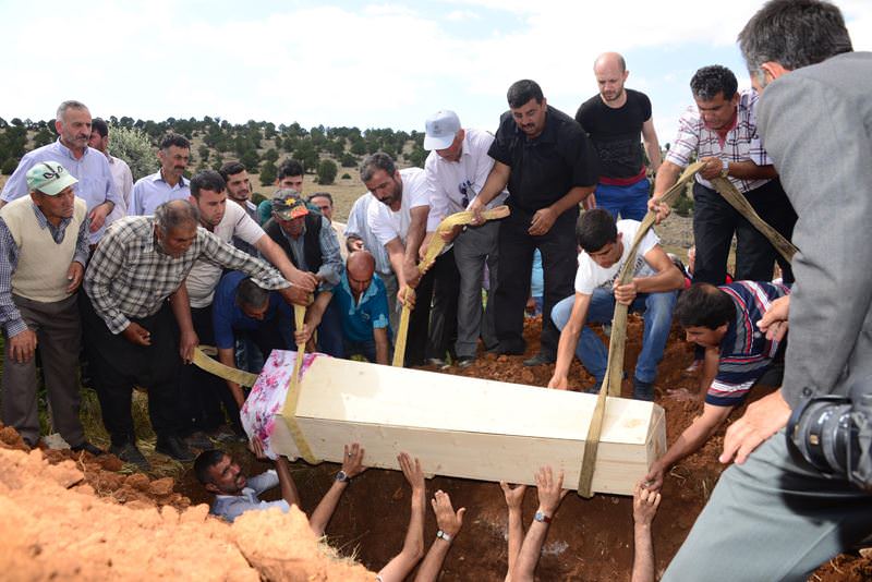 5 dakika arayla ölen çiftin cenazeleri tabutla defnedildi