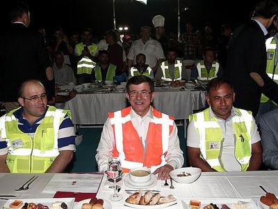 Davutoğlu işçilerle iftarda buluştu